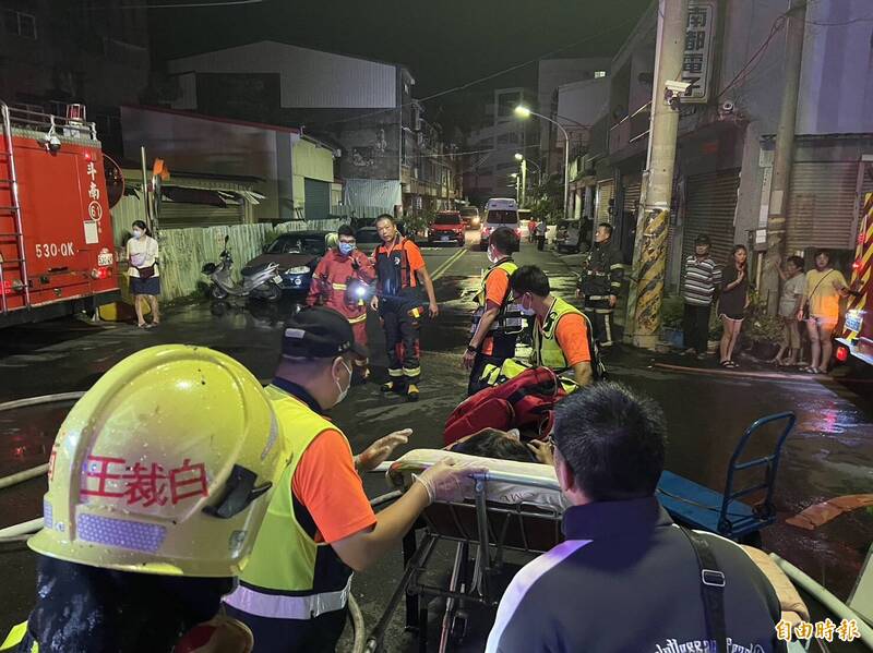 斗南興北路民宅今天清晨3點多發生火警，火勢猛烈，造成2人死亡。（記者黃淑莉攝）