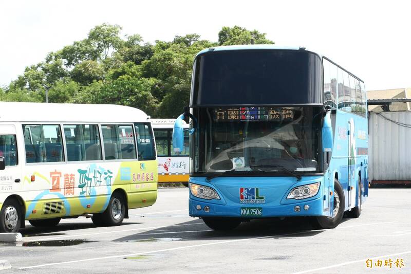 宜蘭縣兩項通勤月票8月28日正式上路，包含國道客運（右）、市區公車（左）等。（記者蔡昀容攝）