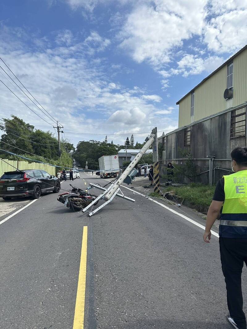 大貨車不慎撞斷電線桿，造成附近127戶停電。（記者徐聖倫翻攝）