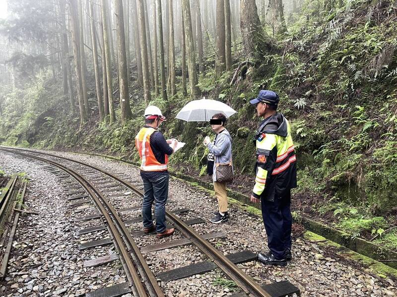 遊客往往貪圖方便行走林鐵軌道。（林鐵處提供）