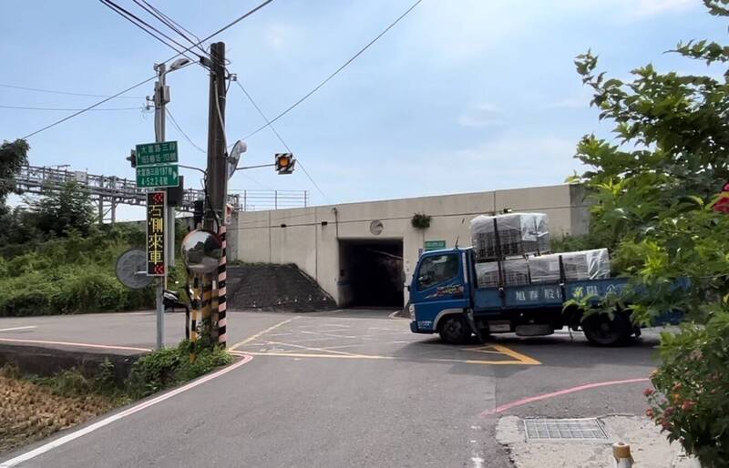 台中市潭雅神綠園道和綠空廊道沿線有多處路段和平面道路交會，市議員周永鴻建議市府設置LED路標，減少交通事故。（周永鴻服務處提供）