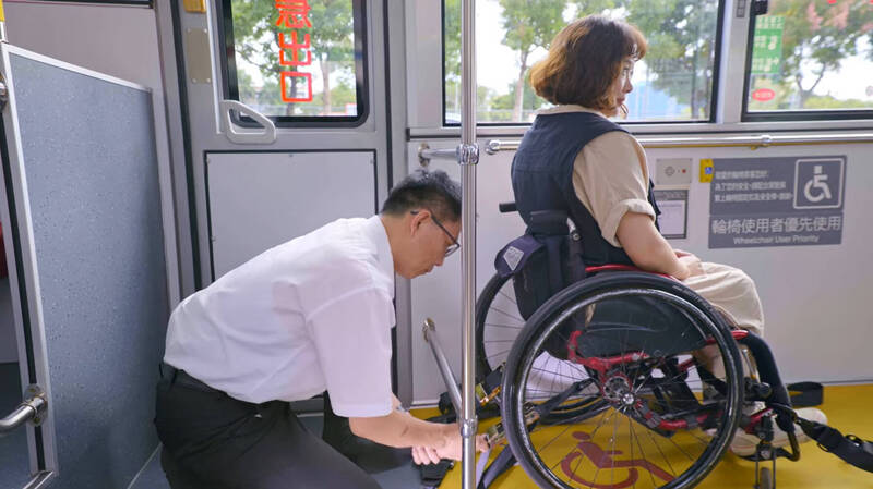 公路總局今年將於市區公車推秘密客稽查,盼提升身障者乘車品質。(圖:公路總局提供)