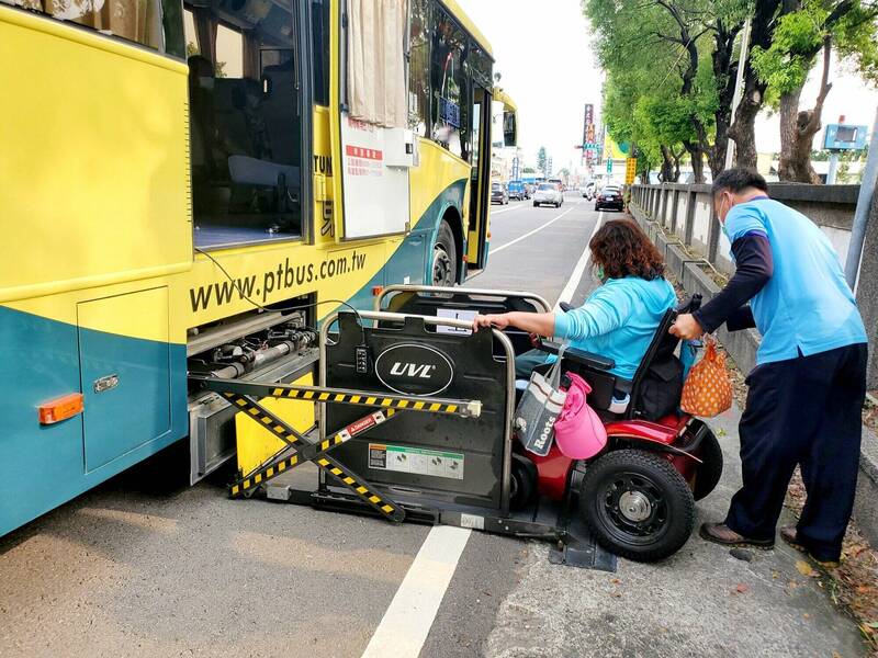 公路總局今年將於市區公車推秘密客稽查,盼提升身障者乘車品質。(圖:公路總局提供)