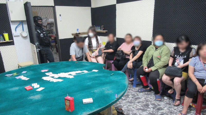 警方攻堅查緝。(警方提供) 警方攻堅查緝。(警方提供)