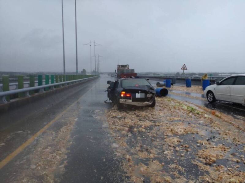 國道3路車禍，滿路廚餘。（國道警提供）