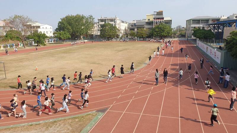 東興小推廣校園晨間跑步，提升學生體適能運動機會。（南市教育局提供）