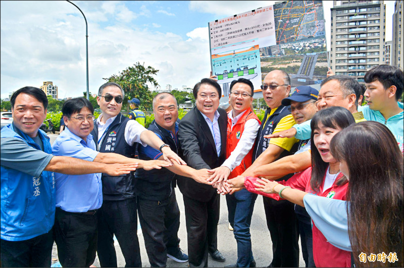 「太平區環太東路銜接新平路橋梁新建工程」獲內政部補助興建，內政部長林右昌（左五）、台中市副市長黃國榮（左三）、建設局長陳大田（左八）、立委莊競程（左六）等人握手高喊「加油」。（記者陳建志攝）