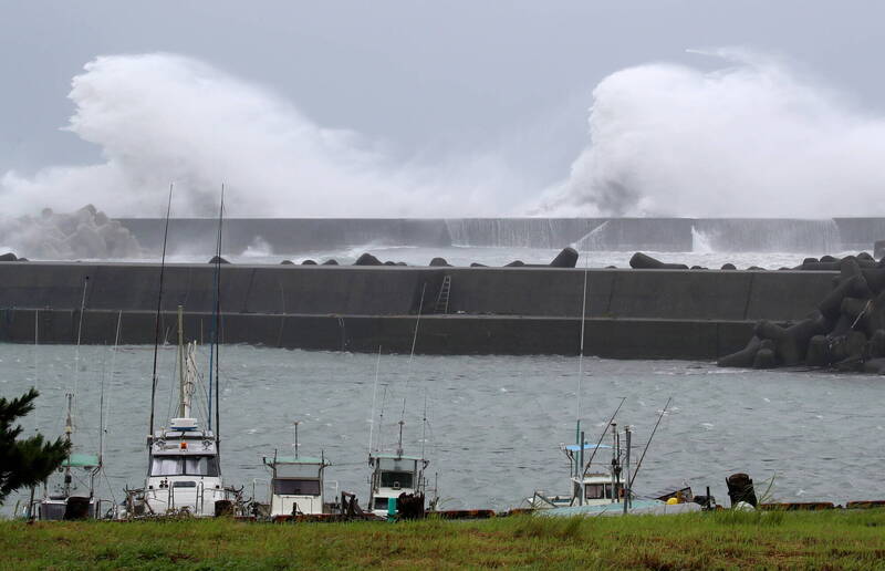 蘭恩颱風今天清晨在日本和歌山縣登陸，為日本中西部大片地區帶來強風大雨，嚴重影響當地交通，今日預估有超過800個航班取消，部分新幹線也停駛。（歐新社）