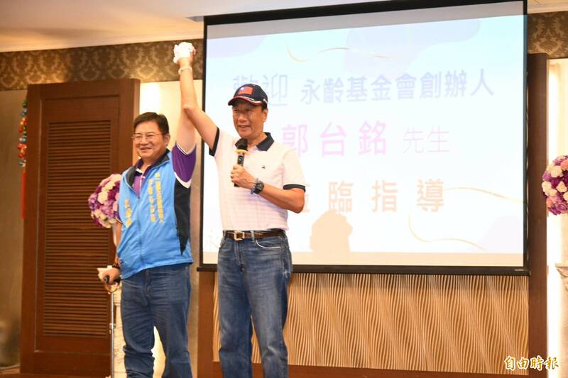 郭台銘表態支持國民黨劉燈鐘（左）參選第一選區。（記者張軒哲攝）