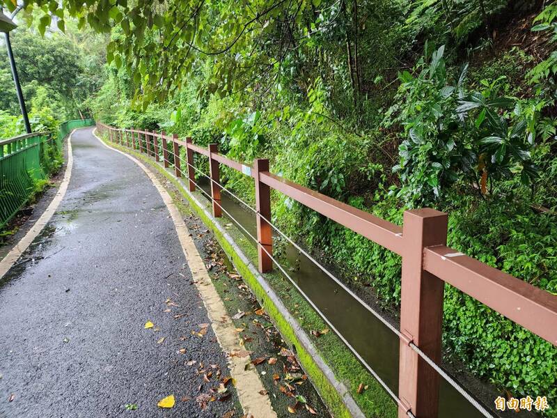 南投縣埔里鎮哲學步道旁水圳上午遭重油污染，民眾怒報環保局追查。（記者佟振國攝）