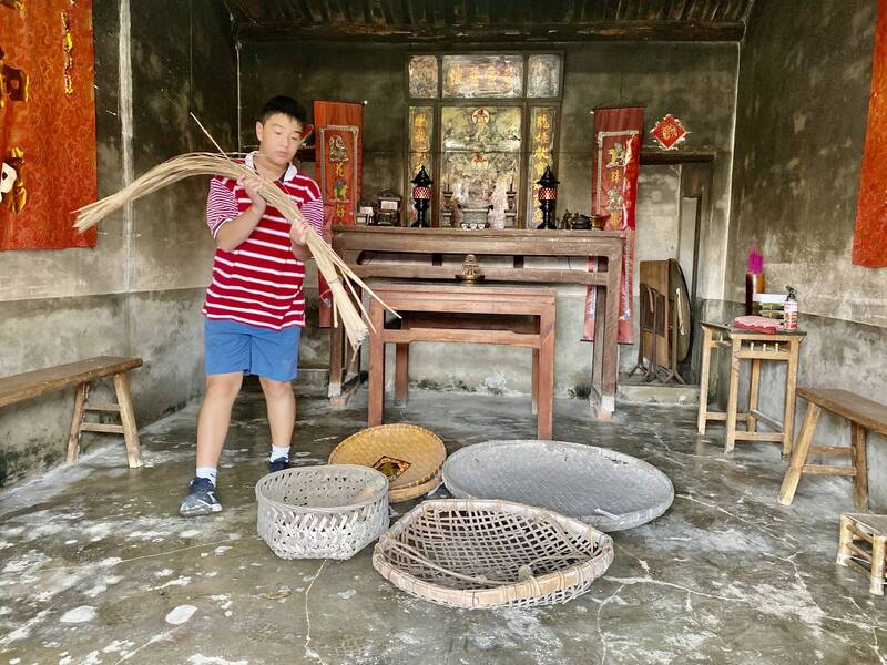 台江少年開拍微電影，以鄭家古茨做為片場，早期生活器具都入鏡紀錄。（台南社大台江分校提供）