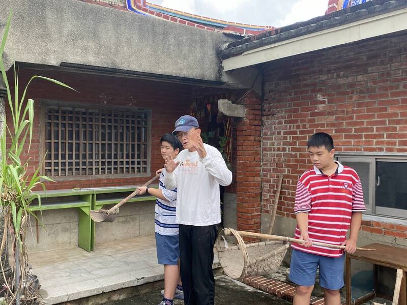 台江少年開拍「台江的故事」徵電影，地方耆老上場說故事。（台南社大台江分校提供）