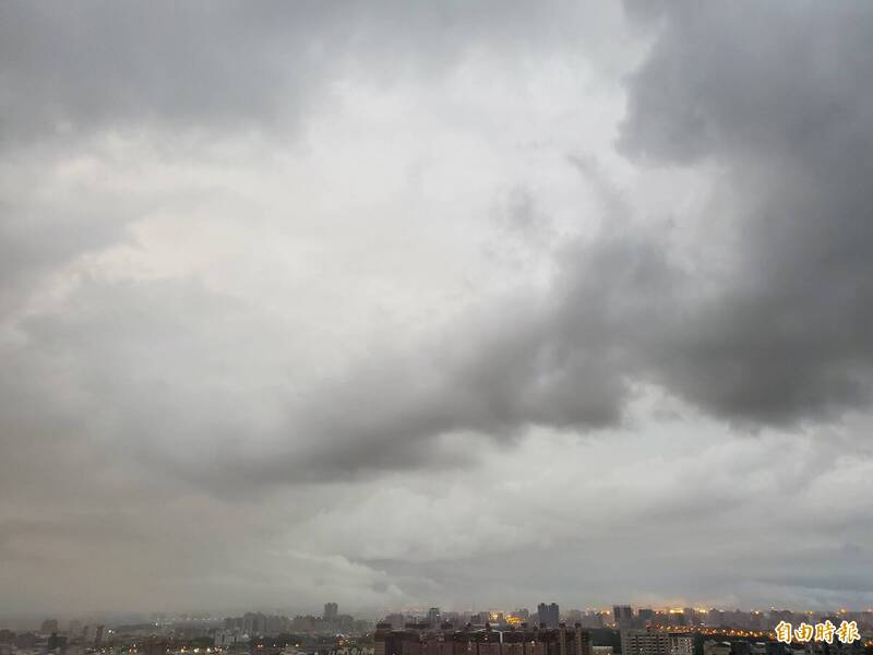 高雄今清晨下起大雷雨。（記者陳文嬋攝）