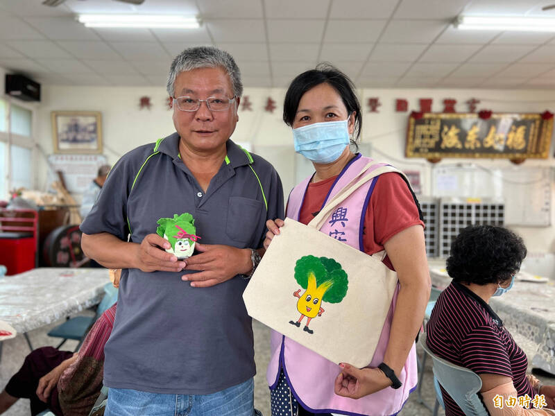 雲林大埤子弟、教職退休的蔡文鐘，與同是教育界出身的太太林祈杏，逆境中創辦興安社區長照據點。（記者林旻臻攝）