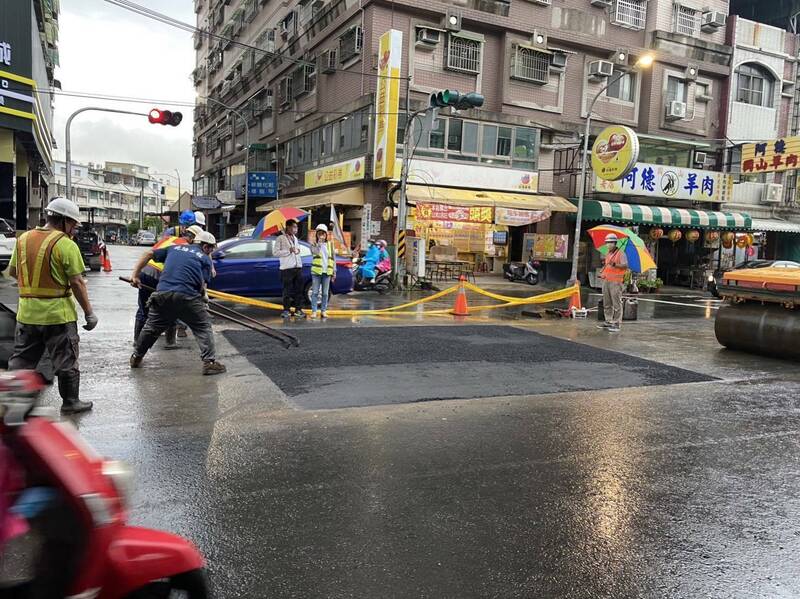 高雄今大雨狂炸，造成鳳山區鳳林路與東福街口路面下陷，經查因污水人孔下地氣沖，造成路面損壞，已完成改善恢復通車。（市府提供）