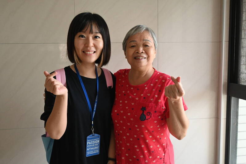 永和大陳單元3公辦都更案住戶王奶奶（右）與新北住都中心駐點服務站人員密切互動，建立如家人般的深厚情感。（圖由新北住都中心提供）