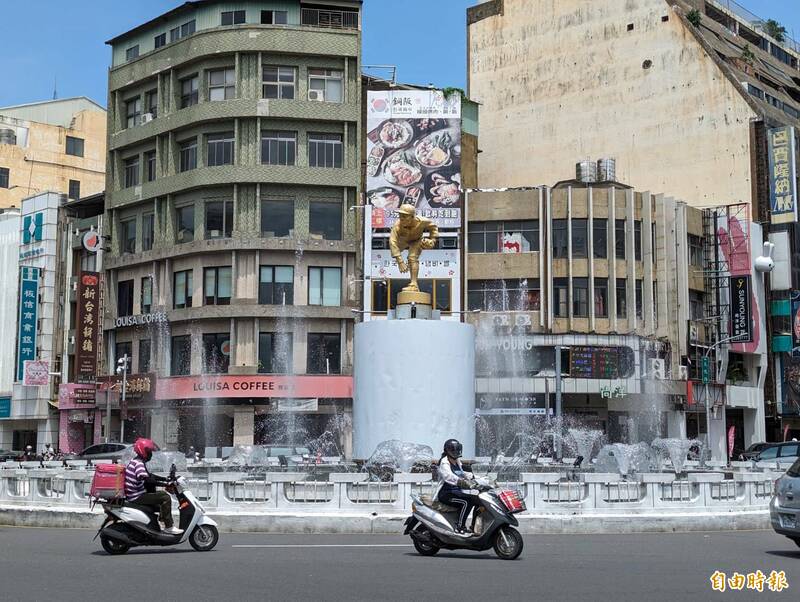 水情紓解，嘉義市中央噴水池恢復噴水。（記者王善嬿攝）