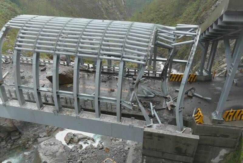 陽明交大土木系開發「道路邊坡災害資訊整合暨研判系統」 有助提升山區災害防護。111年2月中橫公路大勇橋遭遇巨石重擊，橋梁嚴重受損，造成交通阻斷，引發社會關注。（陽明交大提供）