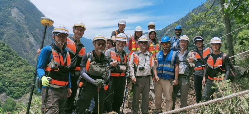 陽明交大土木系開發「道路邊坡災害資訊整合暨研判系統」 有助提升山區災害防護。研究團隊於中橫公路之現地調查工作。（陽明交大提供）