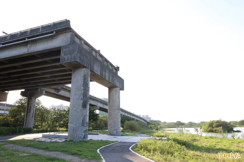 對於台1線替代道路新建工程南段的跨頭前溪高架橋，目前只規劃汽車專用，前竹北市民代表許育綸建議，於交流道堤內腹地規劃機車引道，讓機車族一起跨越頭前溪。（記者廖雪茹攝）