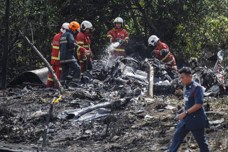 飞机坠地致10人惨死！残骸砸中汽车摩托车，司机被烧成焦尸（视频/组图） - 1