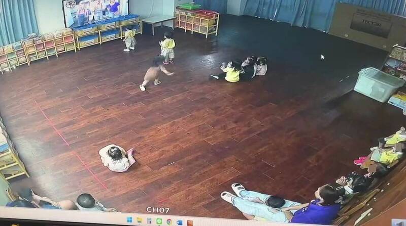 台中一名2歲男童遭一名教保員雙腳夾住頭部重摔。（家長提供）