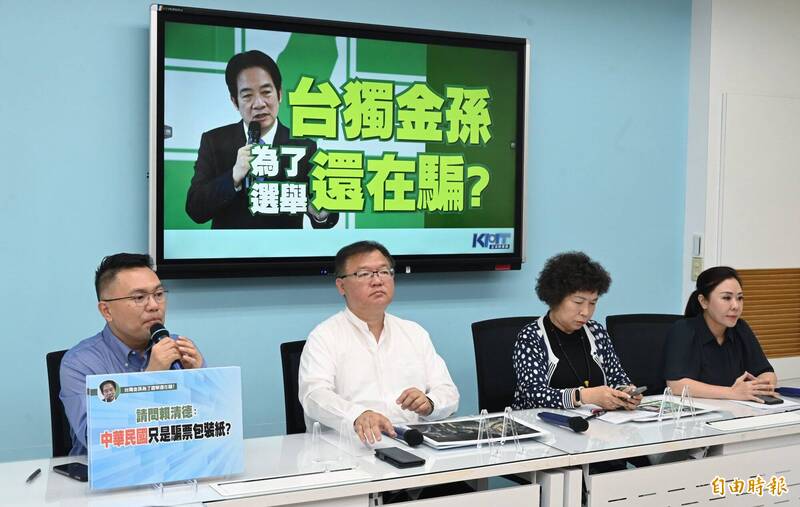 國民黨首席副書記長李德維（左二）、立委游毓蘭（右二）台北市議員李彥秀（右一）、張斯綱（左一）等，17日舉行「台獨金孫為了選舉還在騙?」記者會。（記者劉信德攝）