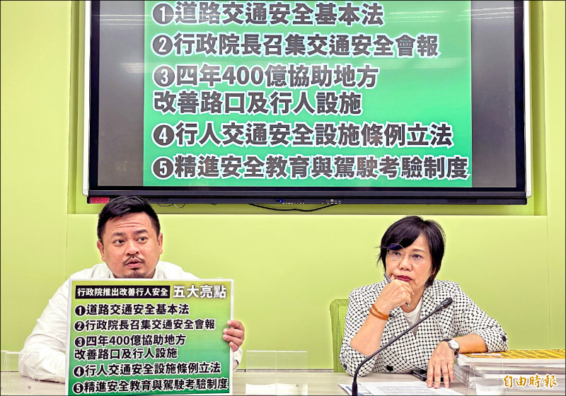 民進黨團黨團幹事長劉世芳（右）說，希望「道路交通安全基本法」草案下會期三讀通過，早日提升交通平權目標。（記者劉信德攝）