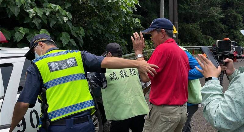 新竹縣舉辦土石流防災演練，執行疏散居民一環。（取自竹縣府官網）