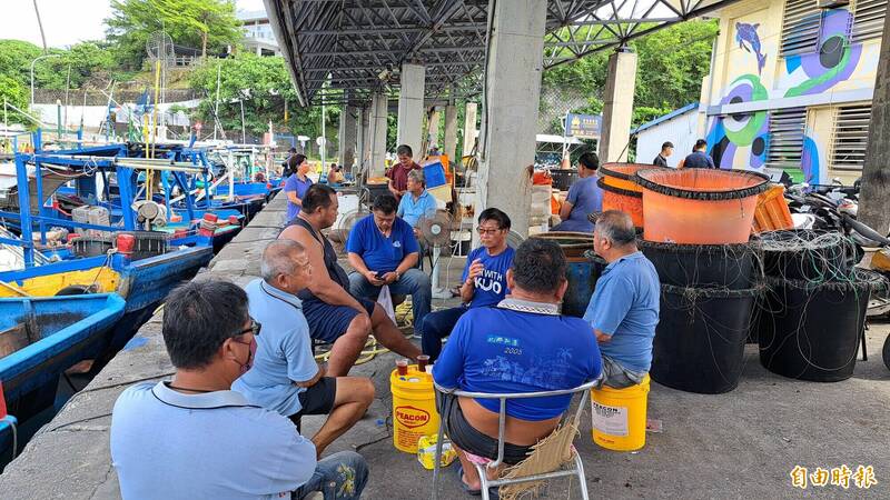 台東富岡漁港漁民捕漁返港後，在整補場圍聚飲食，被檢舉製造髒亂，縣府發文要重罰，引發群情激憤。（記者黃明堂攝）