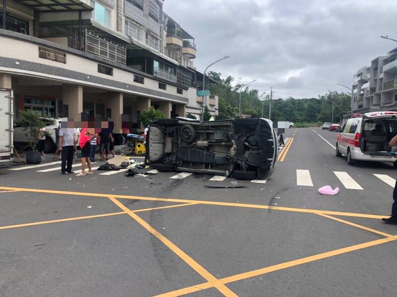 小自客車被撞翻，車上4人送醫。（民眾提供）