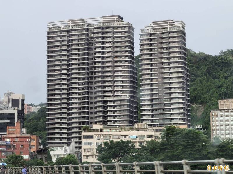 碧潭風景區旁的豪宅建案「國賓大苑」，違規蓋在旅館區，監察院糾正新北市政府有怠隋過失。（記者翁聿煌攝）