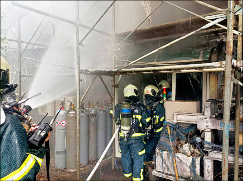 台大化工系實驗室17日發生爆炸事故，造成9名學生送醫。（記者鄭景議翻攝）