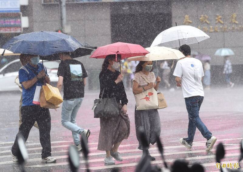 氣象局今晨5點多對本島除花東以外的17縣市發布豪、大雨特報，其中苗栗、南投為豪雨警戒範圍。今晨6點左右氣象局也陸續對台中、彰化、屏東等3縣市發布大雷雨即時訊息，低窪地區須慎防淹水。（資料照）