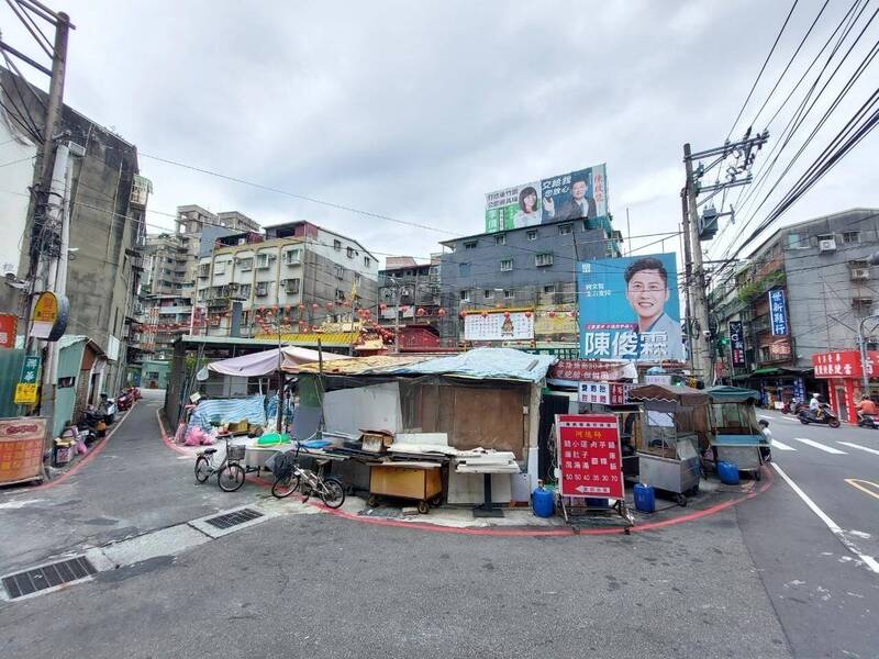 三重車路頭街及聯華街交叉路口，占地約116餘平方公尺的公有地，長期遭民眾私自堆置雜物。（新北工務局提供）