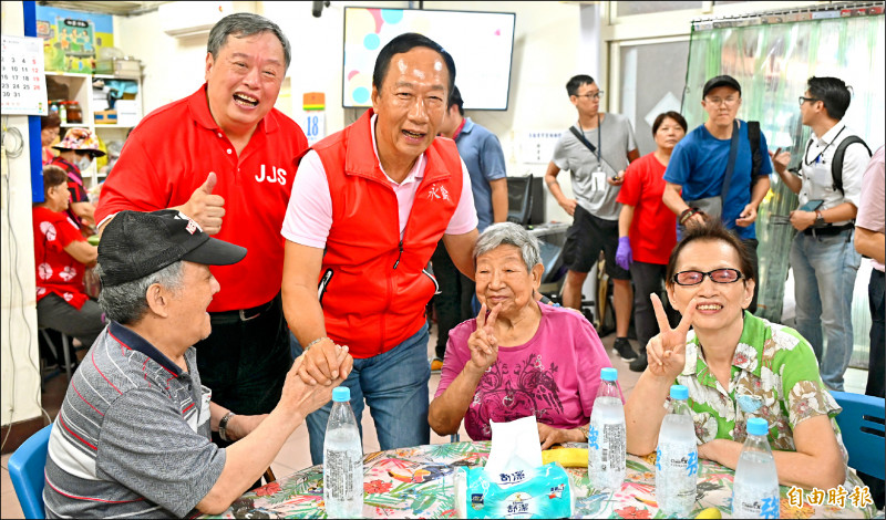 鴻海創辦人郭台銘（左三）昨前往台北忠勤里，與里長方荷生及里民共餐座談，郭並向長輩們一一打招呼致意。 （記者劉信德攝）