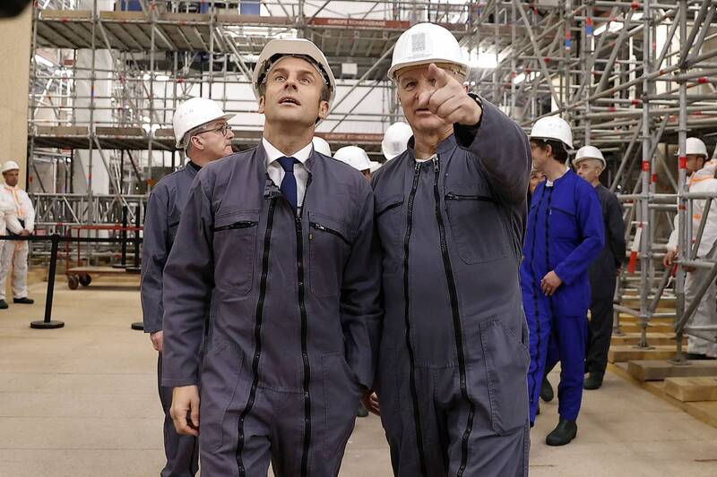 2022年4月15日，法国总统马克宏（左）在乔治林（右）带领下，视察巴黎圣母院重建情况。（路透）(photo:LTN)