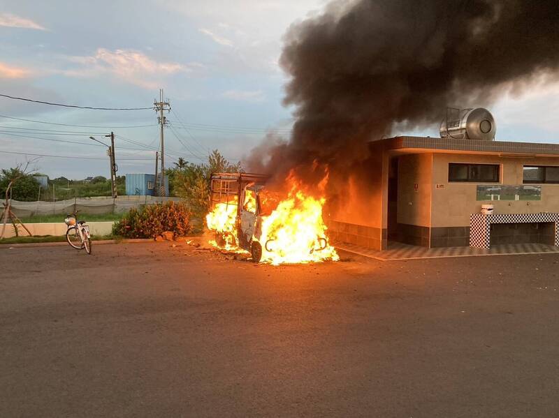 黃姓身障男平日睡的小貨車起火燃燒，火勢猛烈。（圖：民眾提供）