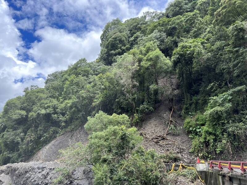 南投縣仁愛鄉鄉道投85線7.9K上午發生崩塌，交通中斷。（仁愛鄉公所提供）