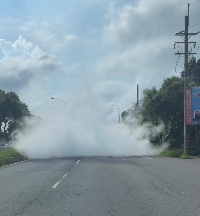 台中市沙鹿區中清路，今天下午有一輛槽車行經突外洩不明氣體，現場一片白茫茫。（民眾提供）