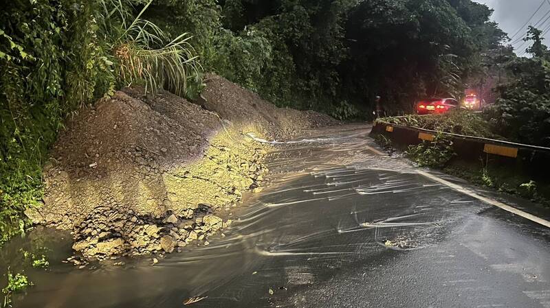 東勢區東坑路11.8公里處，今天下午4點多因大雨造成邊坡土石坍方，阻礙道路通行。（民眾提供）