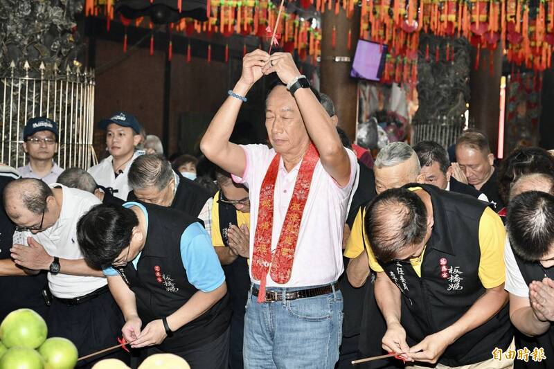 郭台銘回板橋參拜 要中國「軍機繞台」前先問問媽祖