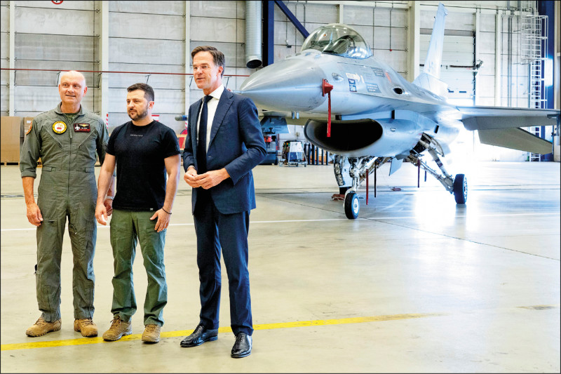 在美國同意丹麥、荷蘭向烏克蘭交付F-16戰鬥機的消息傳出後，烏克蘭總統澤倫斯基（中）20日抵達荷蘭訪問，與總理呂特（右）在愛因霍芬空軍基地會晤。（美聯社）