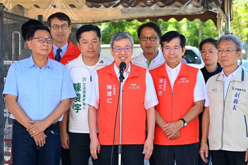 行政院長陳建仁（中）今天在宜蘭表示，交通部已推動小黃公車或幸福巴士，滿足偏鄉搭車需求。（行政院提供）