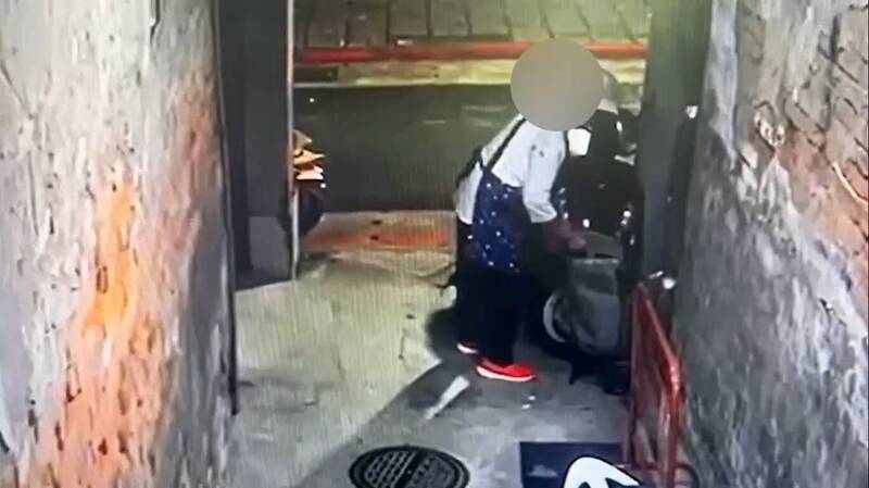 八旬老婦拾荒撿走便當盒 失主報警她吃上官司