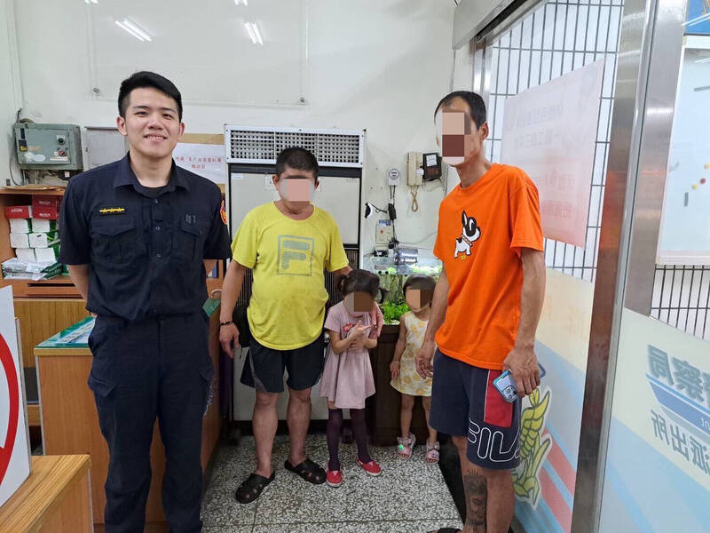 2名爸爸慌張衝進派出所準備報案,竟發現雙方女兒都平安在此。(警方提供) 2名爸爸慌張衝進派出所準備報案,竟發現雙方女兒都平安在此。(警方提供)