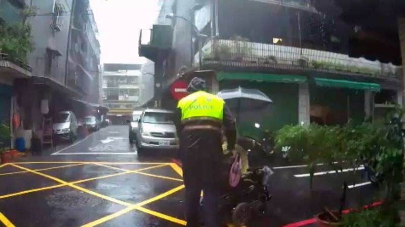 警員鄧葛惟、朱孟柔在大雨中找到沈姓老翁。（記者徐聖倫翻攝）