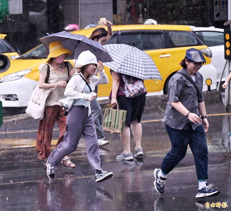 今午後因加熱作用，各地有局部短暫雷陣雨，山區有機會出現大雨，局部地區雨勢較大。（資料照）