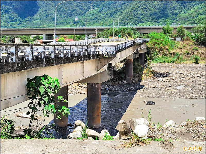 埔里鎮守城橋橋墩受損，目前封閉禁止人車通行。（記者佟振國攝）