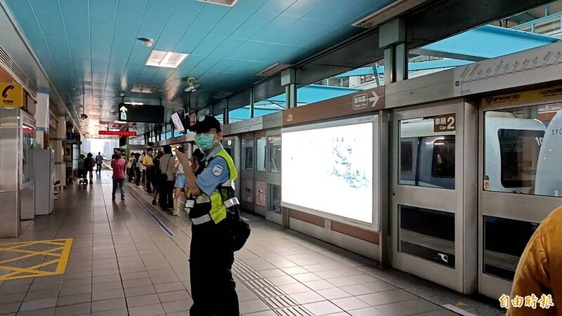 午後對流發展旺盛，台北市瞬間下起大雨、閃電交錯，台北捷運APP顯示捷運文湖線因號誌傳輸網路異常，影響列車運行。（記者李靚慧攝）